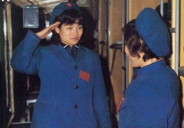 铁路制服肩章级别,铁路制服上肩章杠是代表什么的