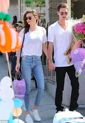 现在有什么夏天穿的好看的小白鞋 (有什么好看的百搭小白鞋)