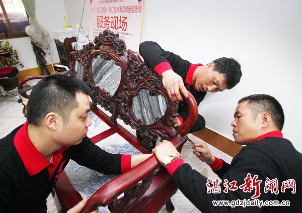 报社惠民筑平台扬善举东红厚义修家具解民忧