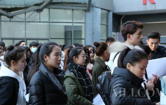 你看，那姑娘连“素颜”都那么美！