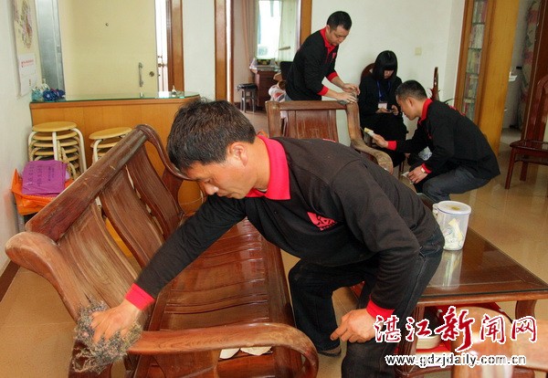 报社惠民筑平台扬善举东红厚义修家具解民忧