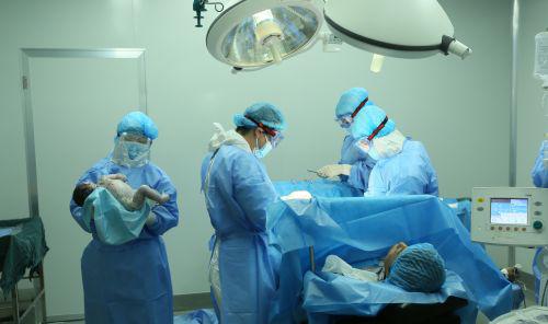 羊水变绿能够打催产针吗,孕妇打催产针羊水破了