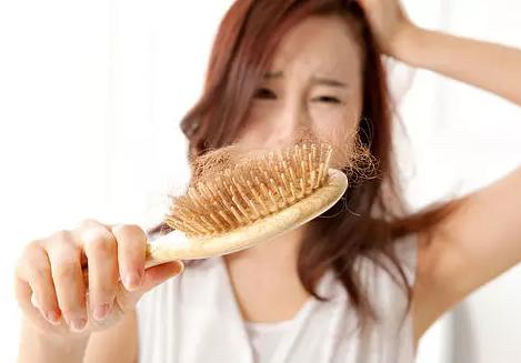 正常掉发范围明显感觉到头发稀疏,头发稀疏掉得厉害是怎么回事