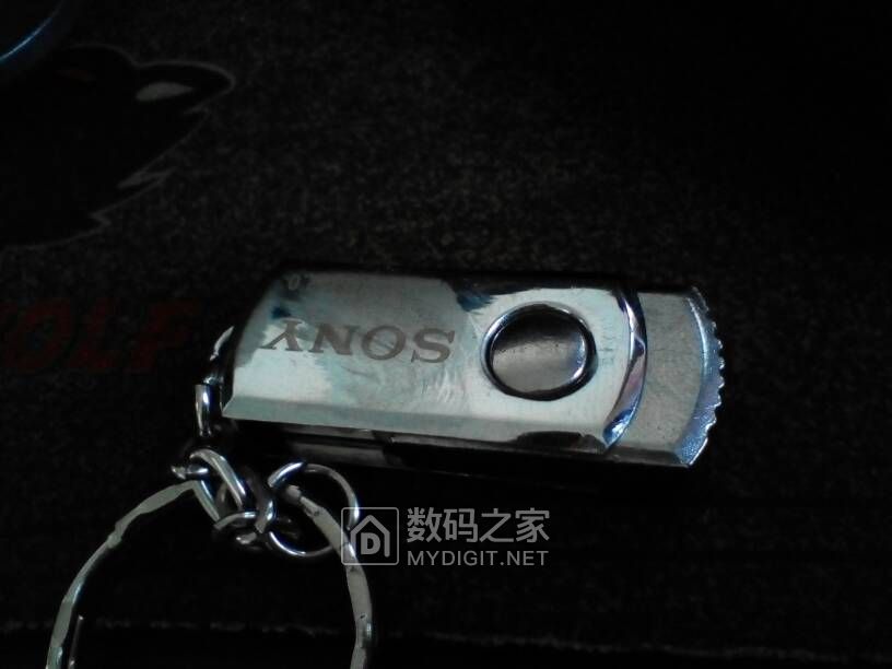 夜市买了一个64GBSONYu盘，拆开一看，果然翻车了！