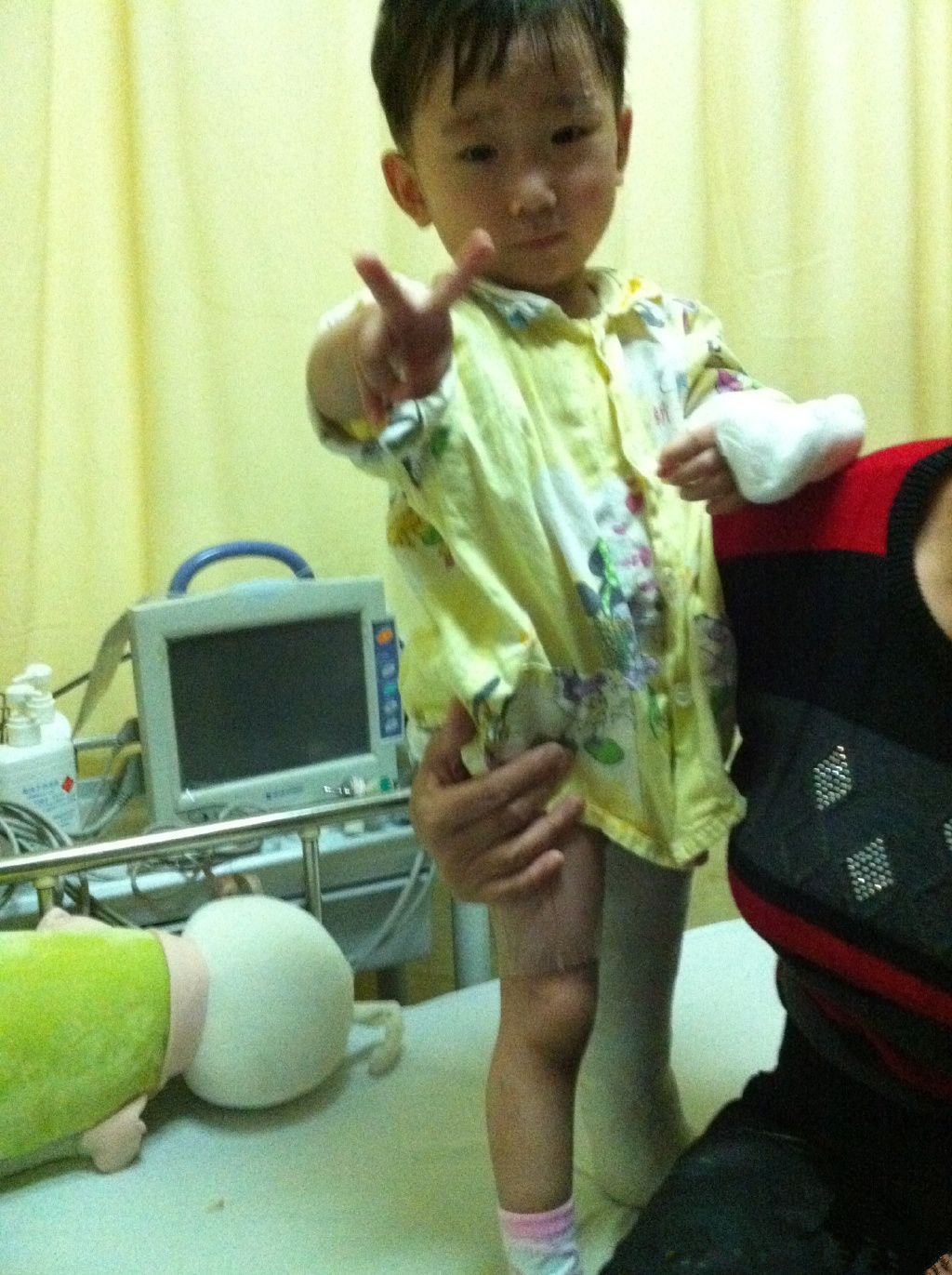 还记得吗？曾经我们一起爱过的小炜伊，准备读三年级了