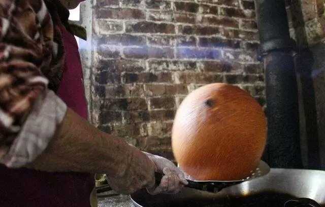 老太太卖东西摆摊,70岁老太太街头卖小吃