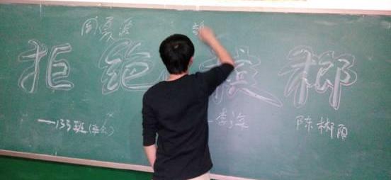 小伙吃槟榔上瘾嘴都歪,小伙吃槟榔嘴巴受限