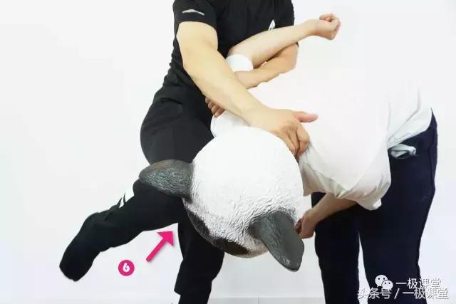 被歹徒拦腰抱住该怎样挣脱,被歹徒从背后勒住脖子搞笑