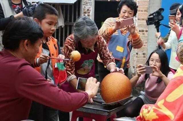 老太太卖东西摆摊,70岁老太太街头卖小吃