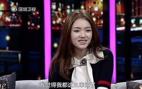 搭卓伟车、吐槽陈伟霆，95后林允毫无偶像包袱，竟然有点可爱！