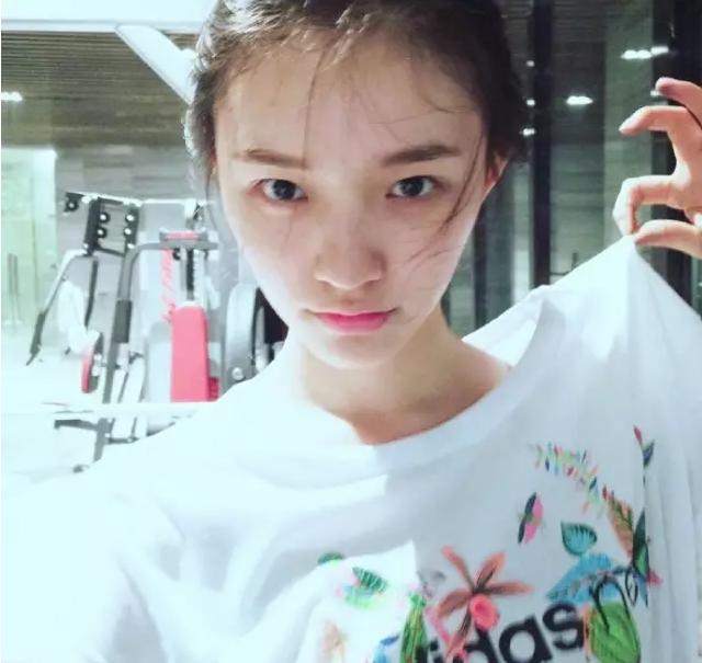 搭卓伟车、吐槽陈伟霆，95后林允毫无偶像包袱，竟然有点可爱！