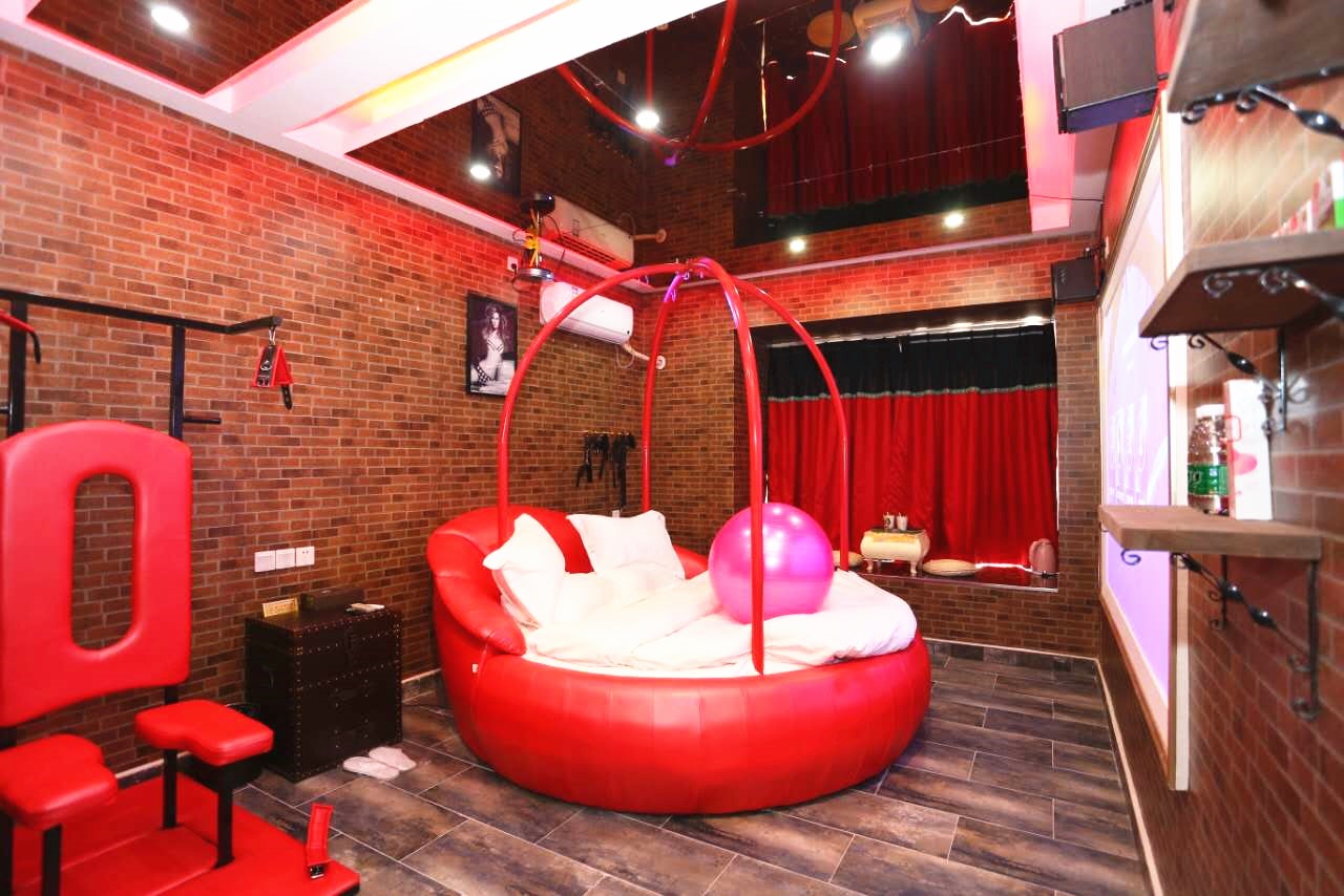 情趣主题酒店内原来是这样的，看得我脸都红了！