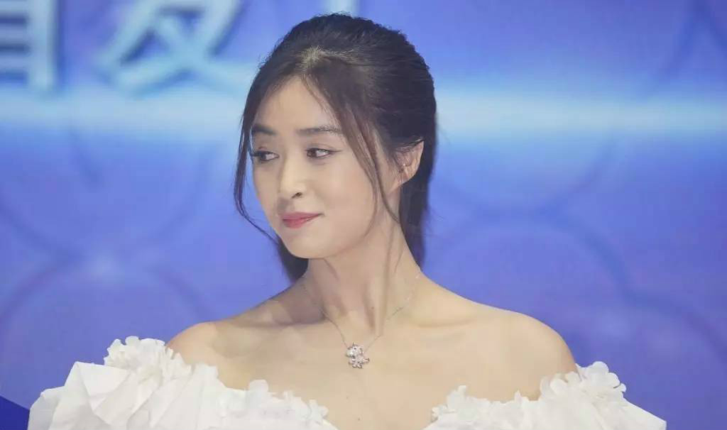 蒋欣喝水,蒋欣怎么从内双变双眼皮的