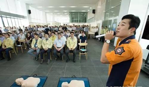 桌边社0824：想在中国找到不用抗生素的鸡，难度很大