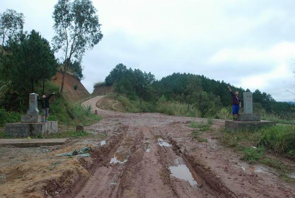 中越边境，越南女人来中国打工，越南男人戴绿帽子干活