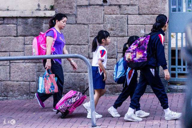开学小孩书包要买什么,孩子开学哪个书包更好