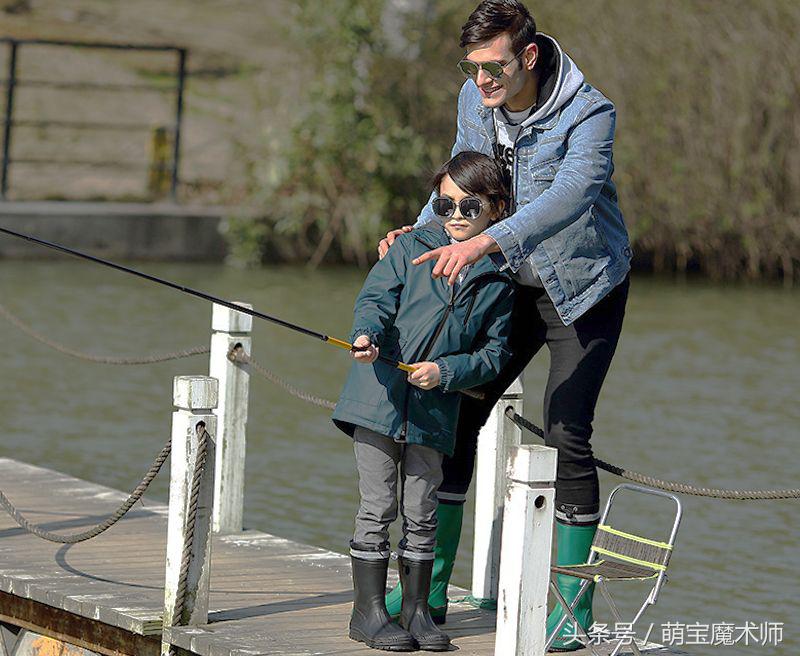 萌娃踩水坑逗笑网友,萌娃下雨天专心踩水