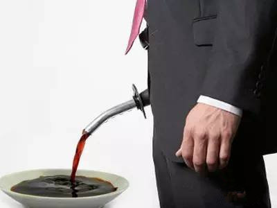 不同颜色的尿液所代表的疾病汇总,尿液颜色对照7种身体状况