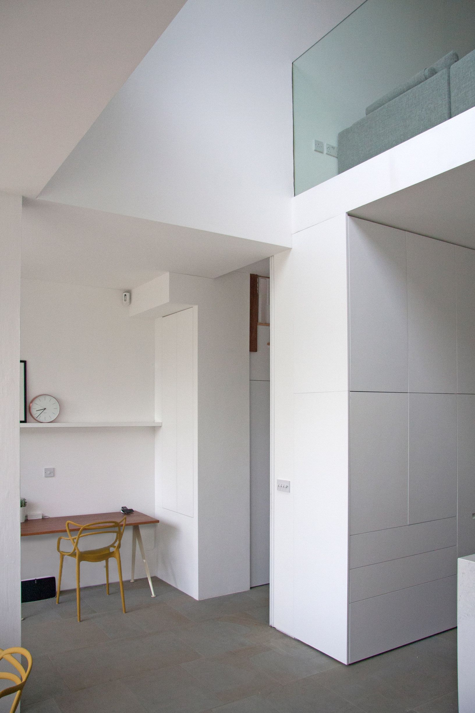 货架单元和隐蔽门分开翻新伦敦之家