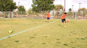 足球怎么把球传给队友,足球如何短距离发力传球