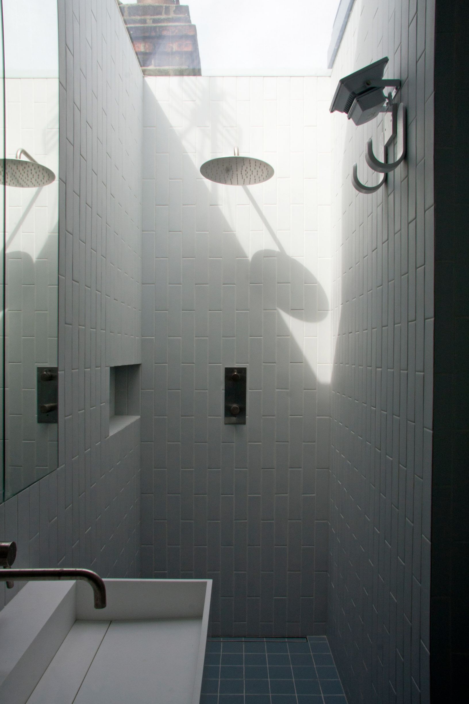 货架单元和隐蔽门分开翻新伦敦之家