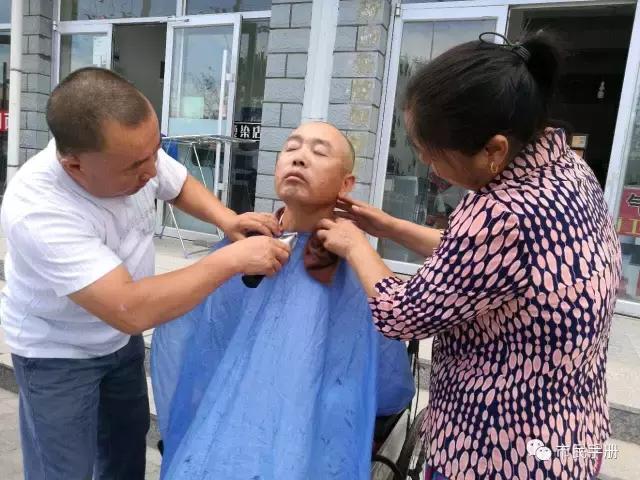 他在临河租房开理发店，三年理发没收一分钱