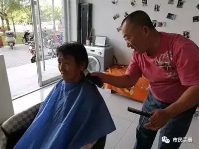 他在临河租房开理发店，三年理发没收一分钱