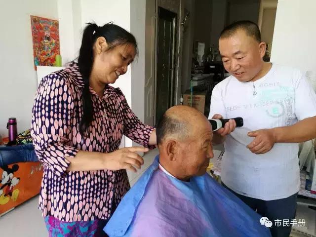 他在临河租房开理发店，三年理发没收一分钱