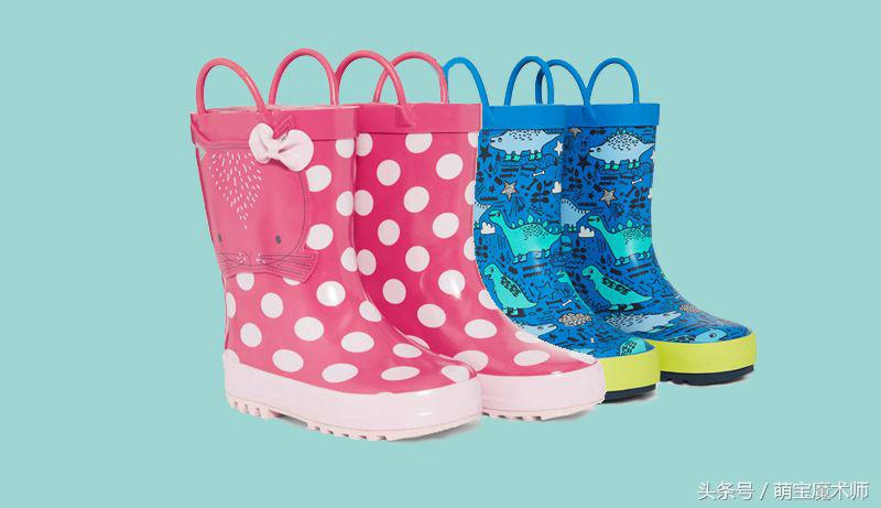 萌娃踩水坑逗笑网友,萌娃下雨天专心踩水