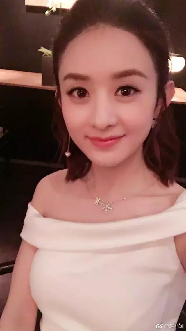 赵丽颖的项链价值百万,赵丽颖的字母项链