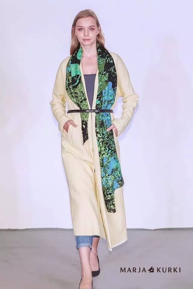 丝巾穿搭时装秀,时装秀展翅高飞丝巾