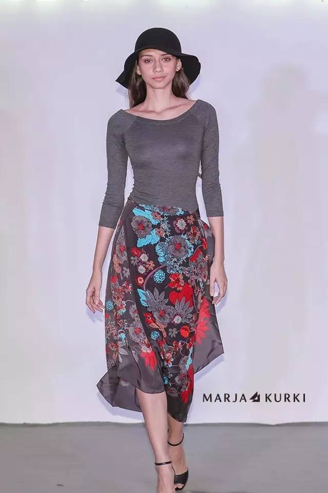 丝巾穿搭时装秀,时装秀展翅高飞丝巾