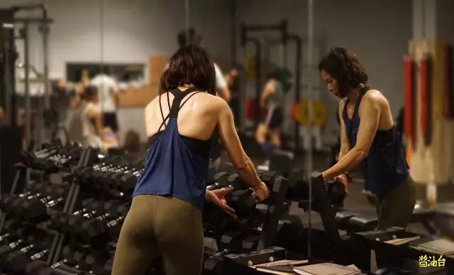 健身女日常穿衣,健身美女穿搭