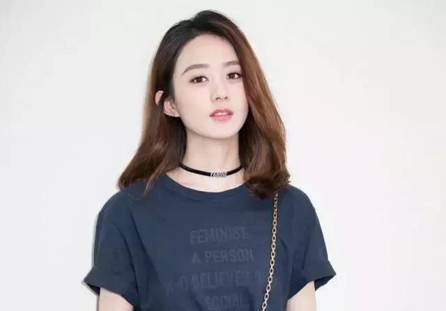 赵丽颖的项链价值百万,赵丽颖的字母项链