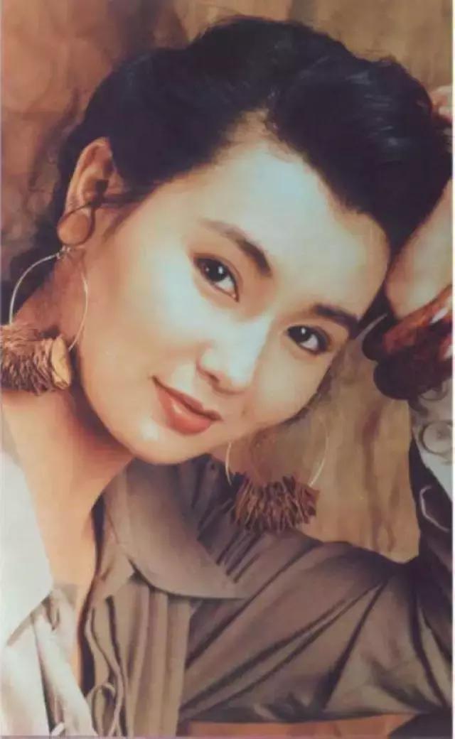 港姐70年：从豪门儿媳，到街边站台，背后是香港经济的大洗牌