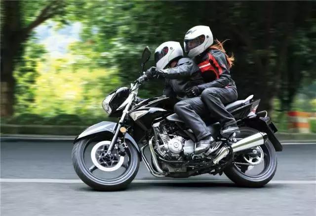 qj500和贝纳利502怎么选,贝纳利trk502x与凯越500x