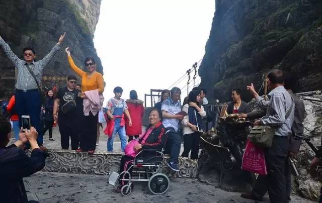 老爷子陪老伴穷游,带着老伴穷游