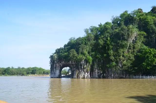 老爷子陪老伴穷游,带着老伴穷游