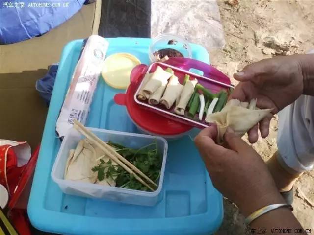 老爷子陪老伴穷游,带着老伴穷游