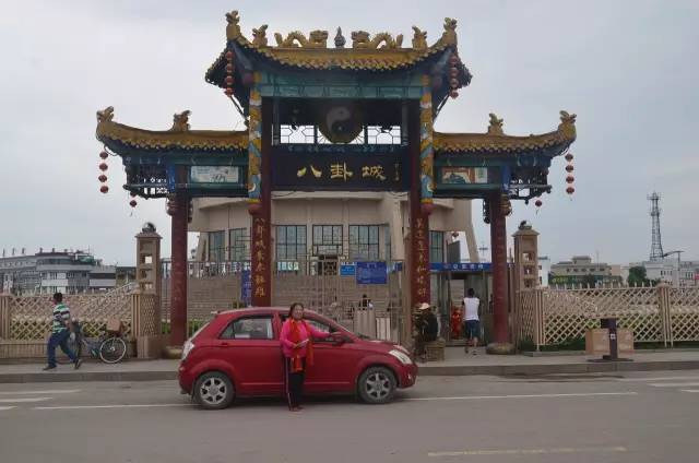 老爷子陪老伴穷游,带着老伴穷游