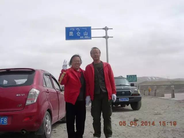 老爷子陪老伴穷游,带着老伴穷游