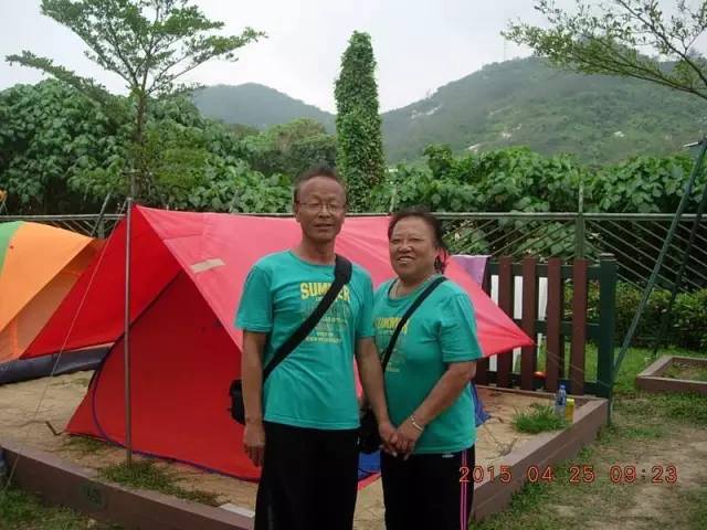 老爷子陪老伴穷游,带着老伴穷游