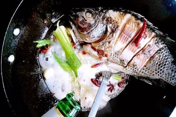 无水炖鱼的正确方法,炖鱼要用什么水最好吃窍门