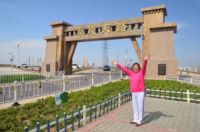 老爷子陪老伴穷游,带着老伴穷游