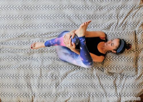 清早起床后背痛？睡前做完这8个动作，显著减轻背痛