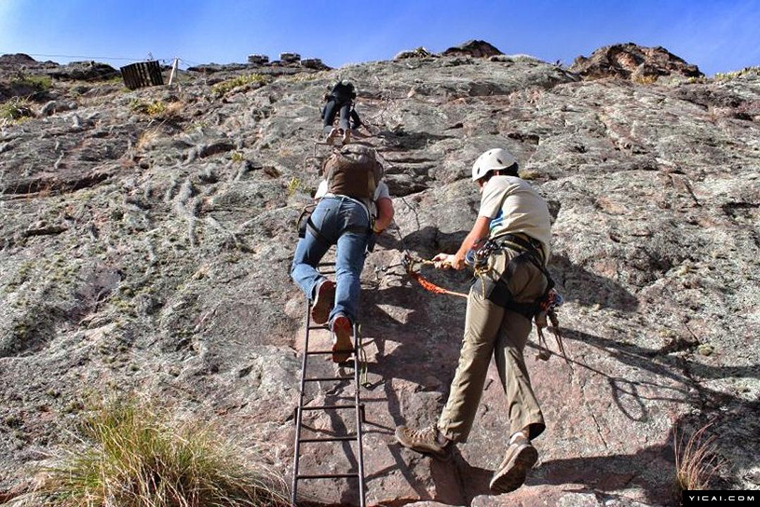 相当惊悚！这3家开在悬崖的店，睁眼就是万丈深渊！你敢去吗？