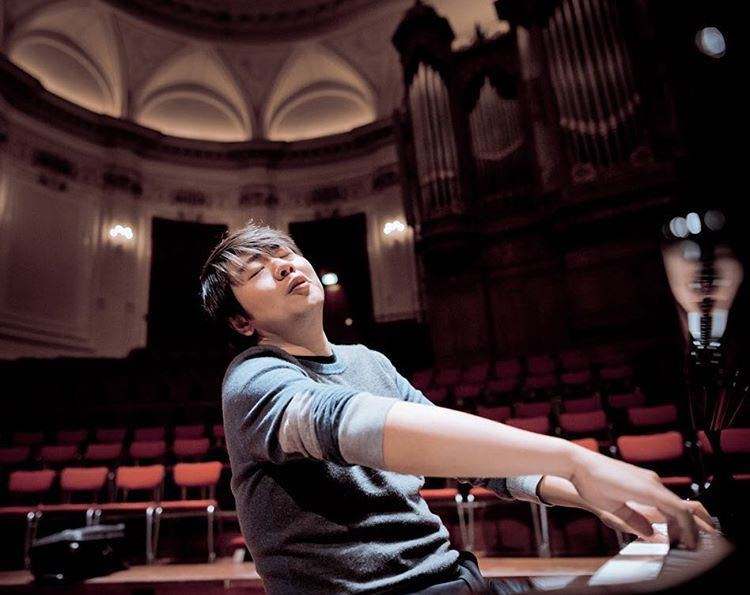 郎朗弹琴摇头晃脑,郎朗弹钢琴摇头晃脑视频