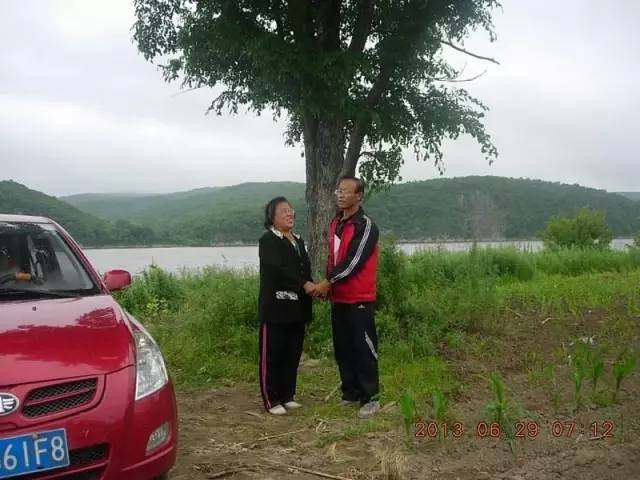 老爷子陪老伴穷游,带着老伴穷游