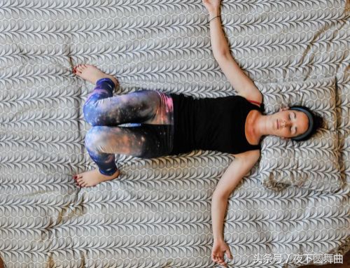 清早起床后背痛？睡前做完这8个动作，显著减轻背痛