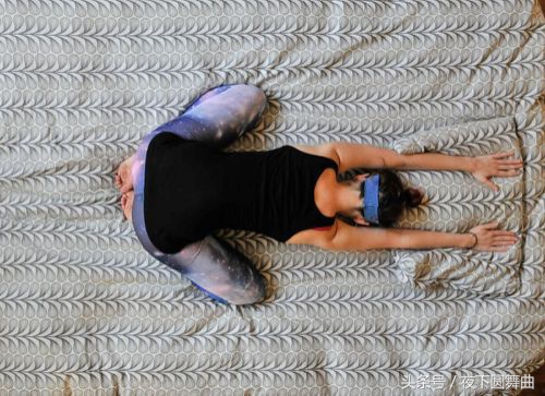 清早起床后背痛？睡前做完这8个动作，显著减轻背痛